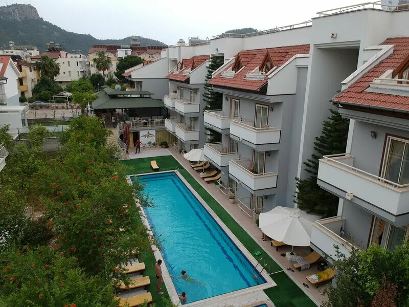 Pogled na zunanji bazen in hotelske zgradbe Nar Hotela