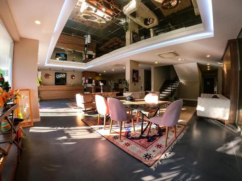 Elegantna in moderno opremljena recepcija hotela