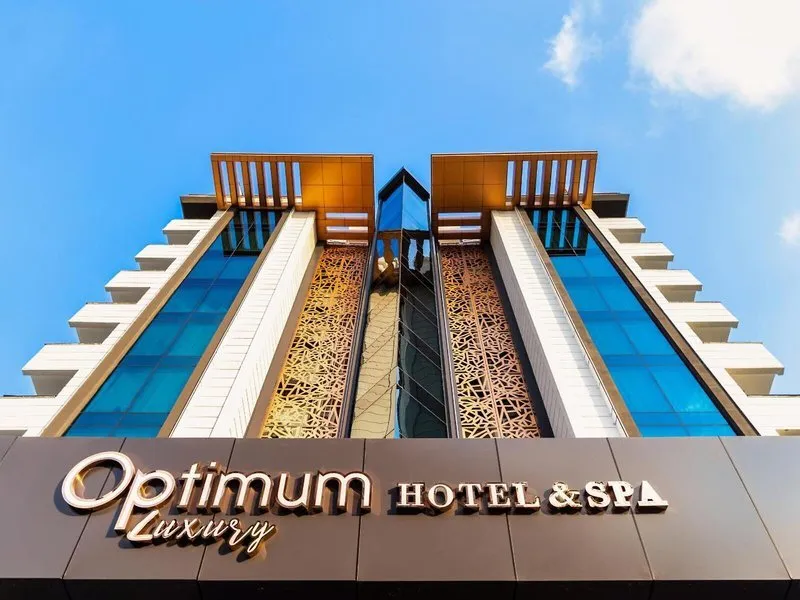 Moderna zunanjost hotela Optimum Luxury Hotel & Spa v Lari pod modrim nebom.