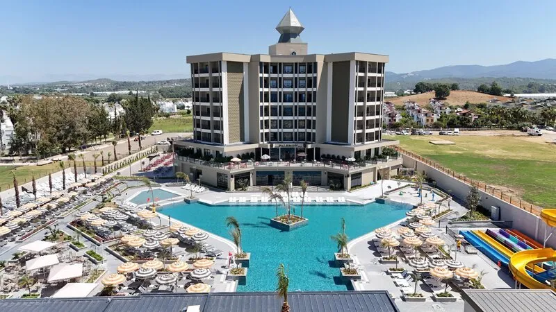 Pogled na moderni hotel Palemon Resort & Spa z velikim bazenom in tobogani