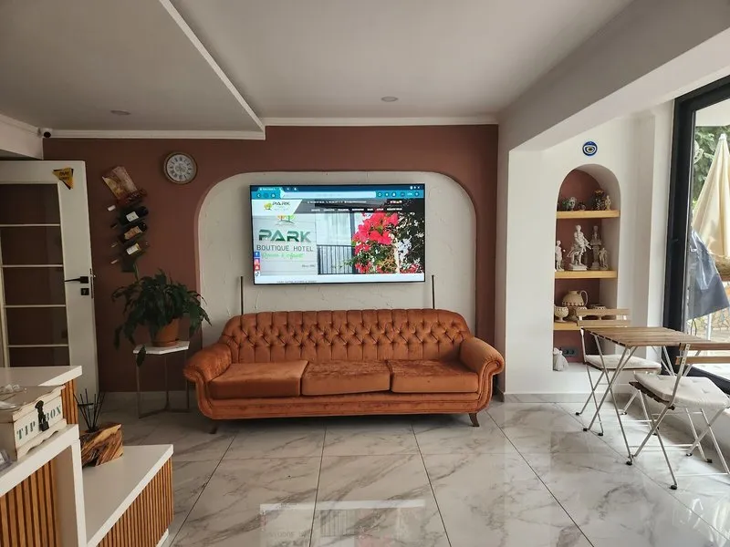 Udoben dnevni prostor z žametnim kavčem in TV sprejemnikom