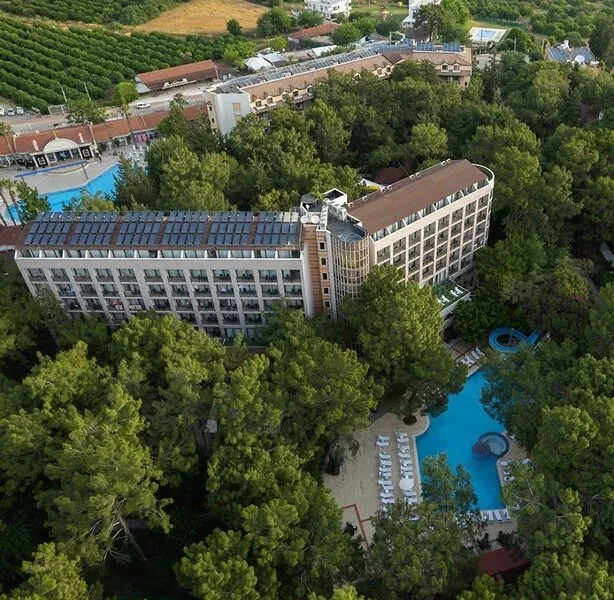 Zračni posnetek Pirate's Park Resorta sredi borovega gozda