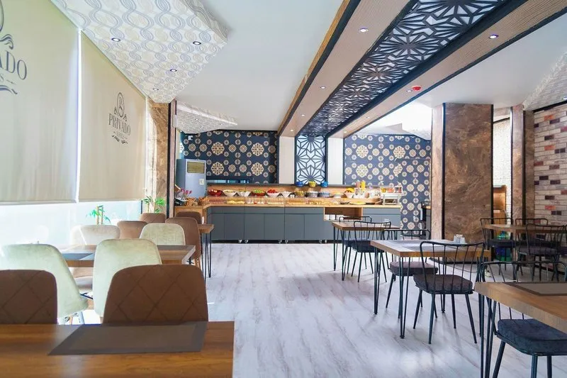 Svetla hotelska restavracija za zajtrk