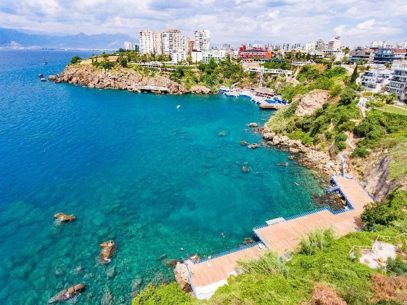 Pogled na obalo Antalye in hotelsko platformo na plaži