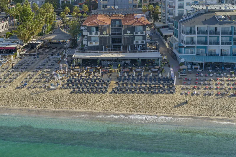 Pogled iz zraka na hotel Royalisa Palmiye Beach in peščeno plažo