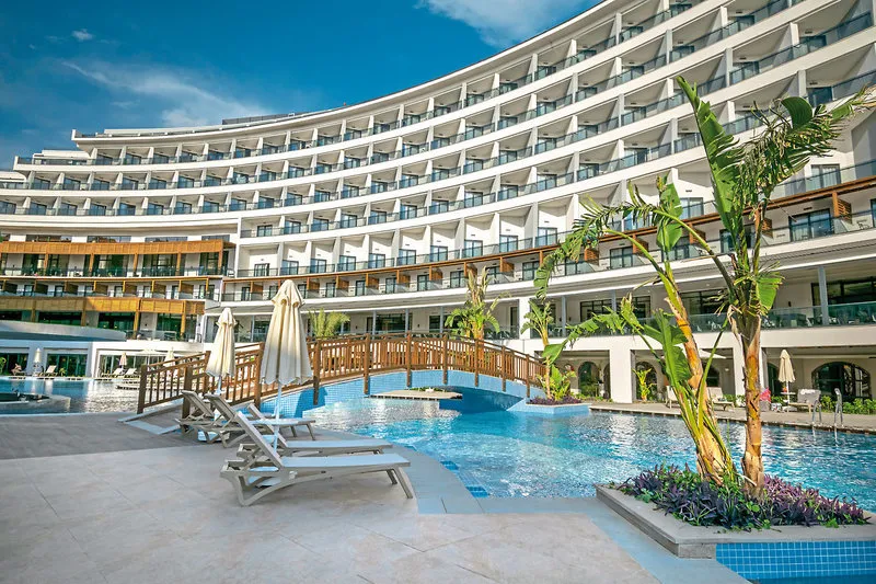 Moderna arhitektura Seaden Quality Resorta ob bazenu