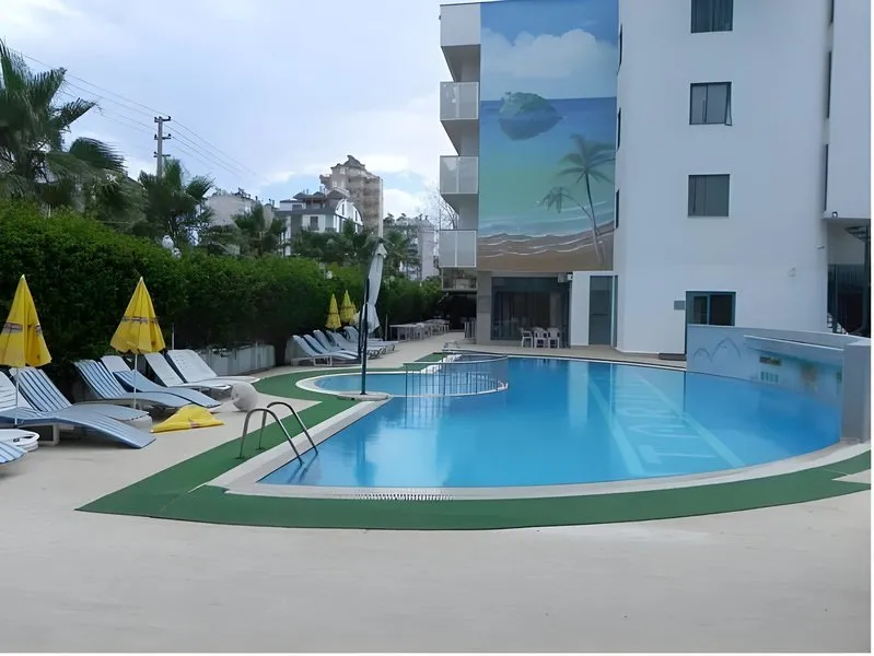 Nočni pogled na osvetljen hotelski bazen