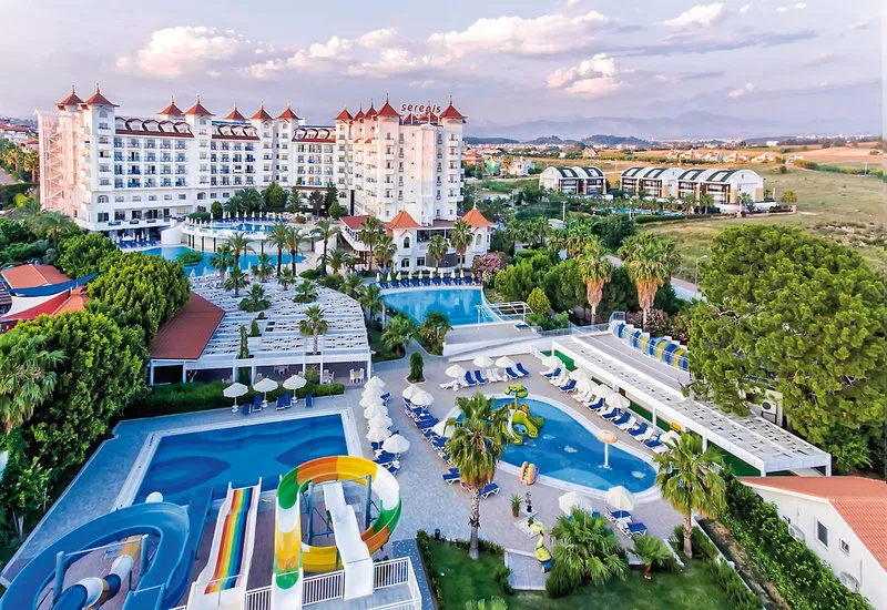 Pogled na bazenski kompleks hotela Serenis