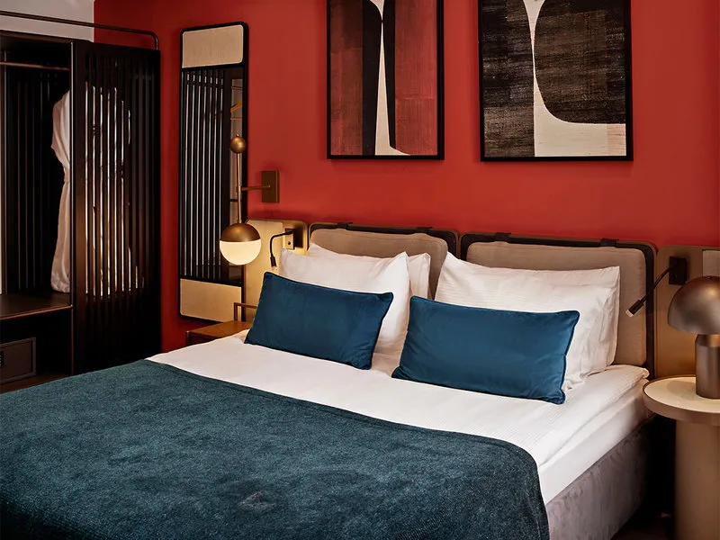 Elegantno opremljena spalnica v rdečih in modrih tonih
