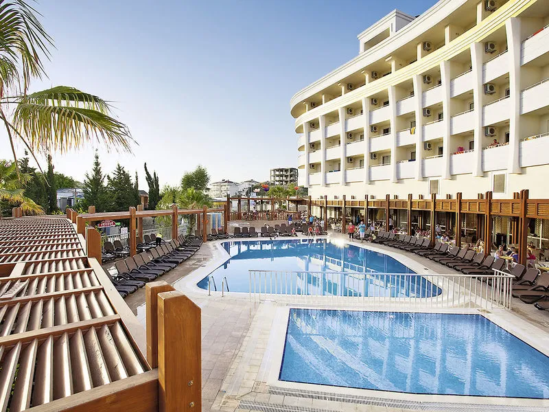 Glavni bazen hotela Side Alegria s pogledom na zgradbo