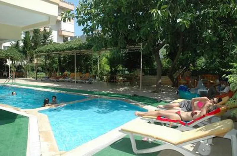 Zunanji bazen hotela Suite Laguna z ležalniki