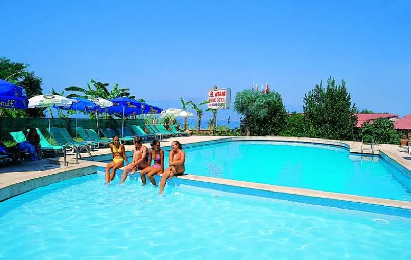 Velik zunanji bazen s pogledom na okolico