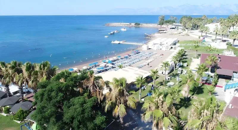 Panoramski pogled na plažo in turkizno morje