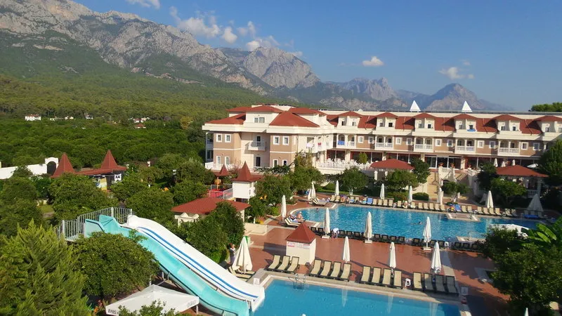 Zunanji bazen s toboganom in pogledom na gore v Kemerju