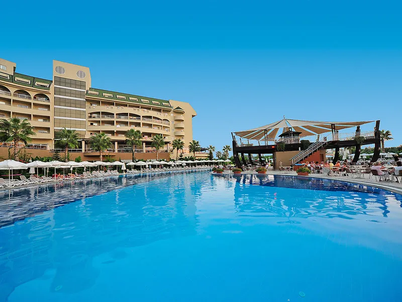 Pogled na bazen in hotelsko arhitekturo Vita Silva