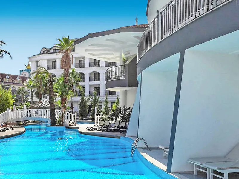 Zunanji bazen in moderna arhitektura hotela Well Palace Side